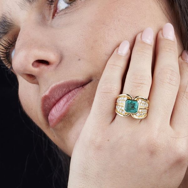 ANELLO A FASCIA CON SMERALDO COLOMBIANO E DIAMANTI  - Asta Gioielli - Associazione Nazionale - Case d'Asta italiane