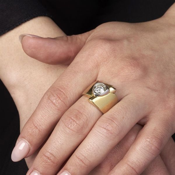 ANELLO A FASCIA CON DIAMANTE  - Asta Gioielli - Associazione Nazionale - Case d'Asta italiane