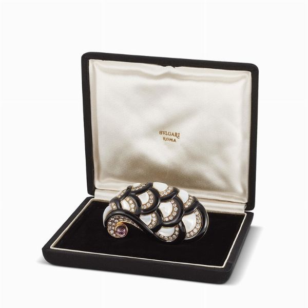 bulgari : BULGARI SPILLA A FORMA DI PIUMA  - Asta Gioielli - Associazione Nazionale - Case d'Asta italiane