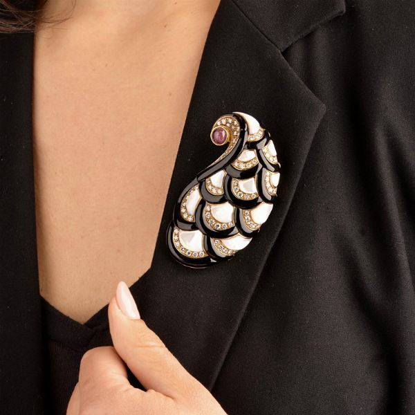 bulgari : BULGARI SPILLA A FORMA DI PIUMA  - Asta Gioielli - Associazione Nazionale - Case d'Asta italiane