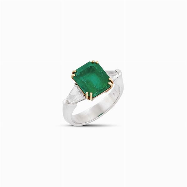 ANELLO CON SMERALDO COLOMBIANO E DIAMANTI  - Asta Gioielli - Associazione Nazionale - Case d'Asta italiane