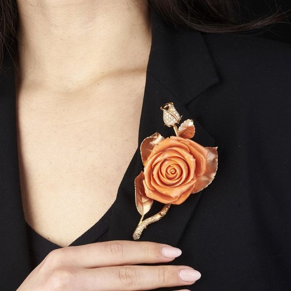 GRANDE SPILLA A FORMA DI ROSA  - Asta Gioielli - Associazione Nazionale - Case d'Asta italiane