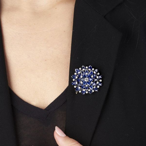 SPILLA FLOREALE CON ZAFFIRI E DIAMANTI  - Asta Gioielli - Associazione Nazionale - Case d'Asta italiane