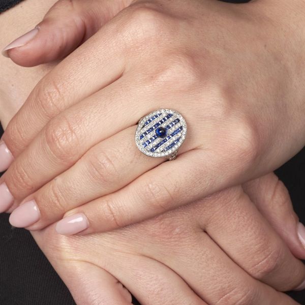 ANELLO A SCUDO CON ZAFFIRI E DIAMANTI  - Asta Gioielli - Associazione Nazionale - Case d'Asta italiane