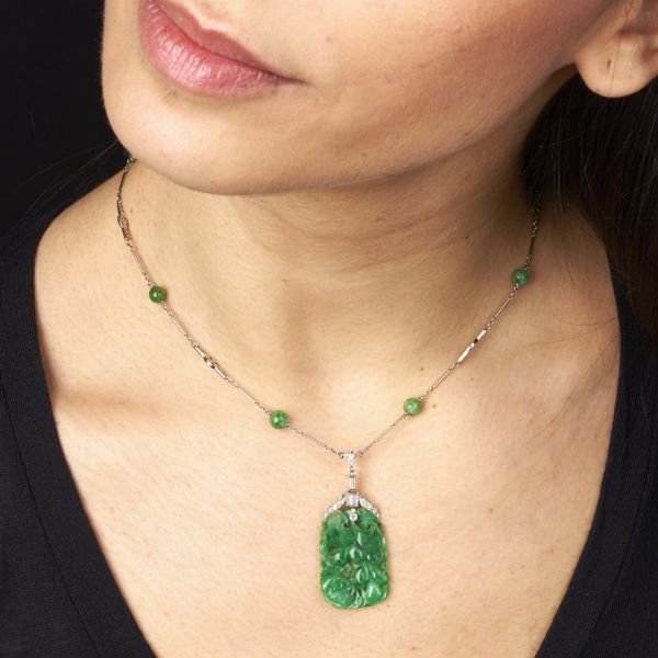 COLLANA CON PENDENTE IN GIADEITE E DIAMANTI  - Asta Gioielli - Associazione Nazionale - Case d'Asta italiane