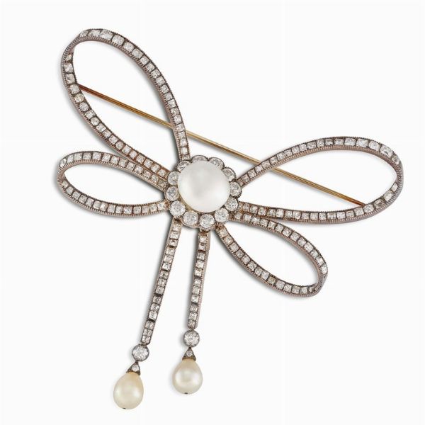 GRANDE SPILLA A FIOCCO CON PERLA NATURALE E DIAMANTI  - Asta Gioielli - Associazione Nazionale - Case d'Asta italiane