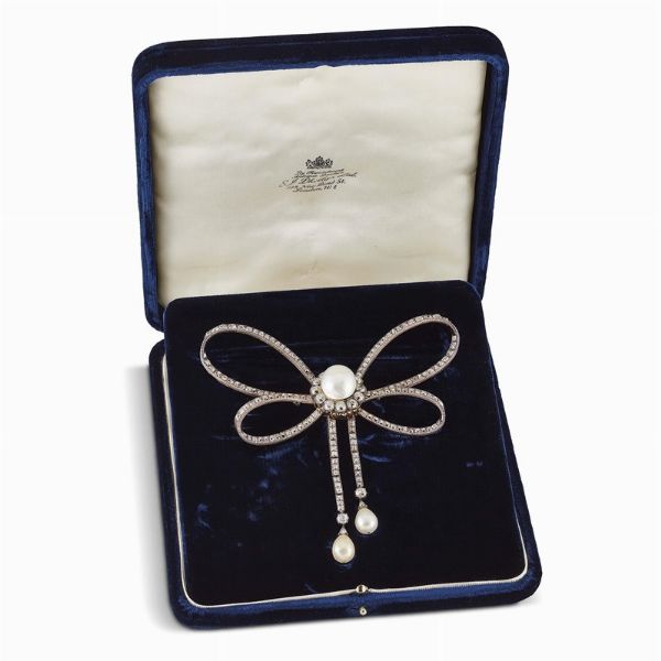 GRANDE SPILLA A FIOCCO CON PERLA NATURALE E DIAMANTI  - Asta Gioielli - Associazione Nazionale - Case d'Asta italiane