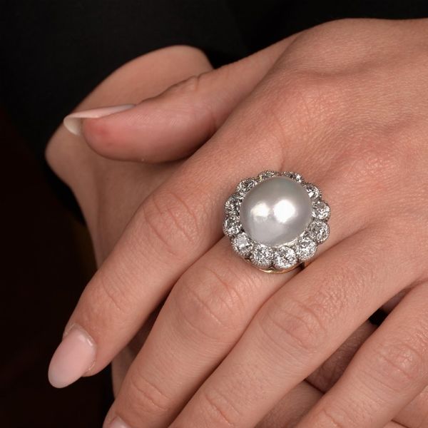 GRANDE SPILLA A FIOCCO CON PERLA NATURALE E DIAMANTI  - Asta Gioielli - Associazione Nazionale - Case d'Asta italiane