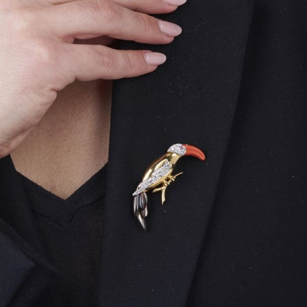 SPILLA A FORMA DI TUCANO  - Asta Gioielli - Associazione Nazionale - Case d'Asta italiane