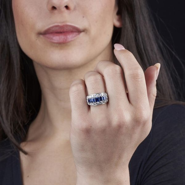 ANELLO A FASCIA CON ZAFFIRI E DIAMANTI  - Asta Gioielli - Associazione Nazionale - Case d'Asta italiane