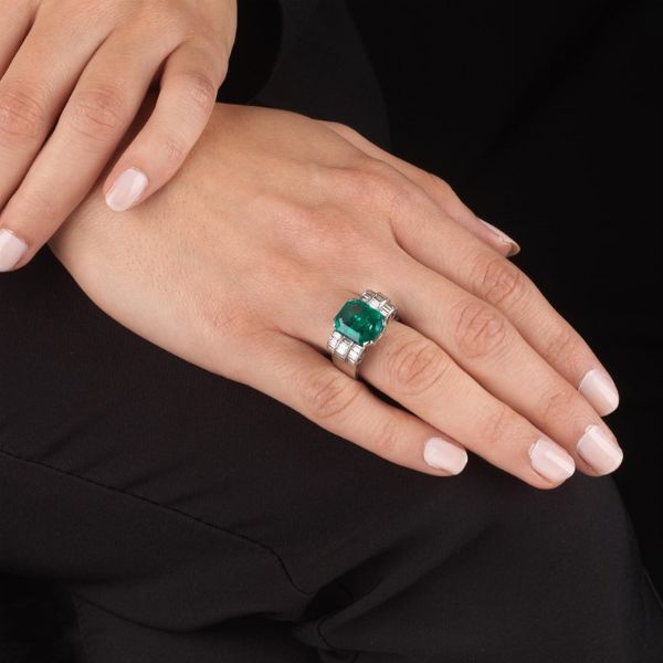 ANELLO A FASCIA CON SMERALDO COLOMBIANO E DIAMANTI  - Asta Gioielli - Associazione Nazionale - Case d'Asta italiane