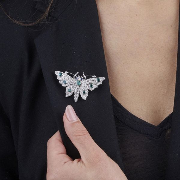 SPILLA A FORMA DI FARFALLA CON SMERALDI ZAFFIRI E DIAMANTI  - Asta Gioielli - Associazione Nazionale - Case d'Asta italiane
