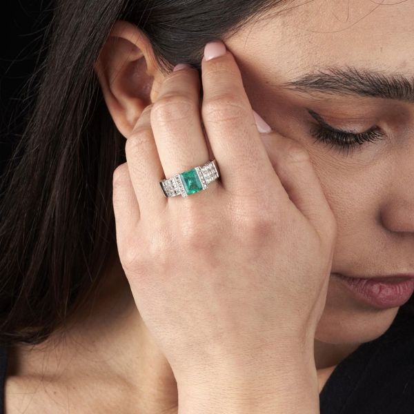 ANELLO A FASCIA CON SMERALDO E DIAMANTI  - Asta Gioielli - Associazione Nazionale - Case d'Asta italiane