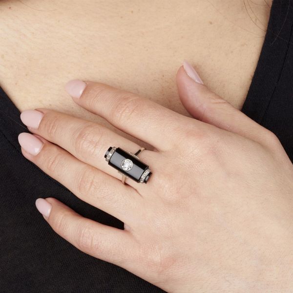 ANELLO GEOMETRICO CON ONICE E DIAMANTI  - Asta Gioielli - Associazione Nazionale - Case d'Asta italiane