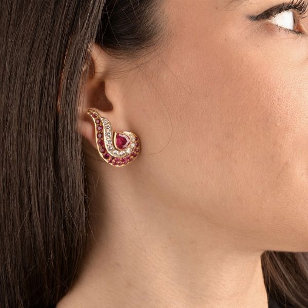 PAIO DI ORECCHINI A VOLUTE CON RUBINI E DIAMANTI  - Asta Gioielli - Associazione Nazionale - Case d'Asta italiane