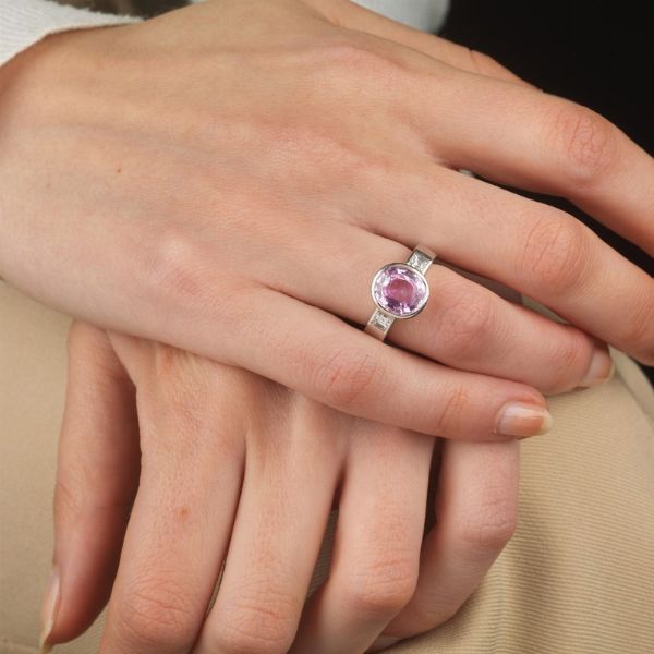 ANELLO CON ZAFFIRO ROSA BIRMANO E DIAMANTI  - Asta Gioielli - Associazione Nazionale - Case d'Asta italiane