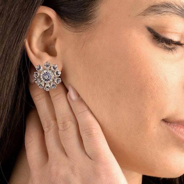 PAIO DI ORECCHINI FLOREALI CON ZAFFIRI E DIAMANTI  - Asta Gioielli - Associazione Nazionale - Case d'Asta italiane