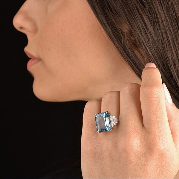 ANELLO CON ACQUAMARINA E DIAMANTI  - Asta Gioielli - Associazione Nazionale - Case d'Asta italiane