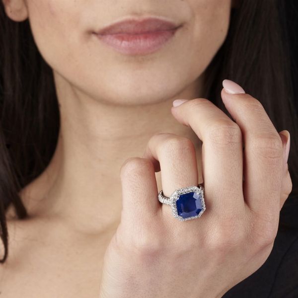 ANELLO CON ZAFFIRO BIRMANO E DIAMANTI  - Asta Gioielli - Associazione Nazionale - Case d'Asta italiane