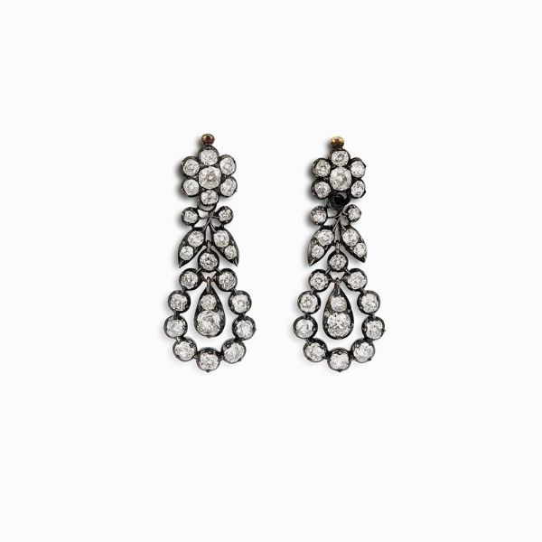 PAIO DI ORECCHINI PENDENTI CON DIAMANTI  - Asta Gioielli - Associazione Nazionale - Case d'Asta italiane