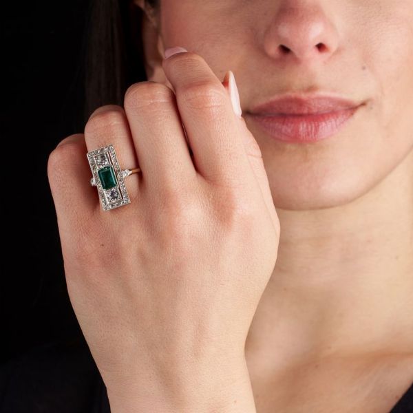 ANELLO GEOMETRICO CON SMERALDO E DIAMANTI  - Asta Gioielli - Associazione Nazionale - Case d'Asta italiane
