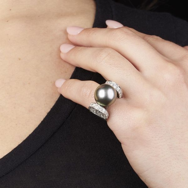 ANELLO CON PERLA GRIGIA SOUTH SEA E DIAMANTI  - Asta Gioielli - Associazione Nazionale - Case d'Asta italiane