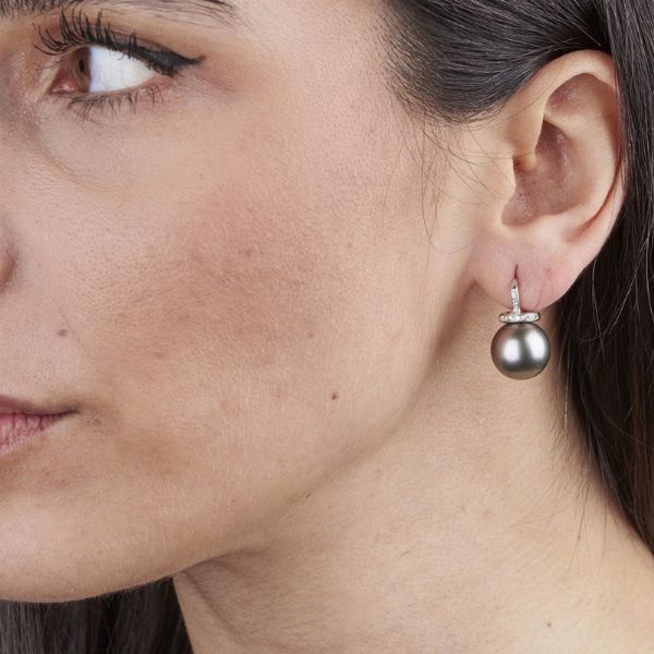 PAIO DI ORECCHINI CON PERLE TAHITI E DIAMANTI  - Asta Gioielli - Associazione Nazionale - Case d'Asta italiane