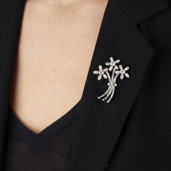 FURST SPILLA A FORMA DI MAZZO FIORITO CON DIAMANTI  - Asta Gioielli - Associazione Nazionale - Case d'Asta italiane