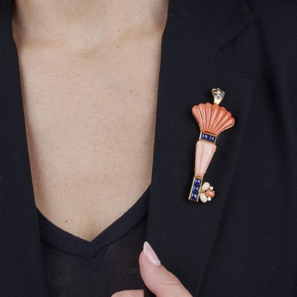 MORONI SPILLA-PENDENTE CON CORALLI ZAFFIRI E DIAMANTI  - Asta Gioielli - Associazione Nazionale - Case d'Asta italiane