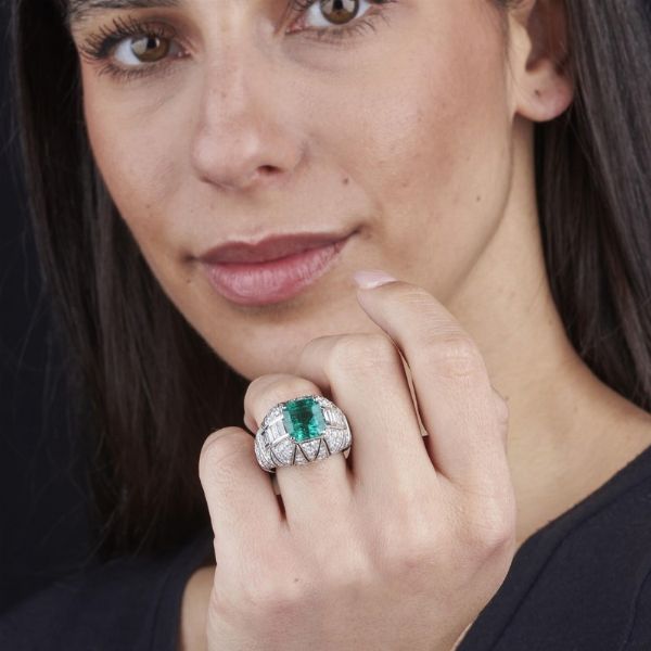 ANELLO CON SMERALDO COLOMBIANO E DIAMANTI  - Asta Gioielli - Associazione Nazionale - Case d'Asta italiane