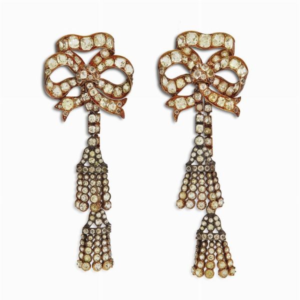 PAIO DI LUNGHI ORECCHINI PENDENTI A FIOCCO  - Asta Gioielli - Associazione Nazionale - Case d'Asta italiane