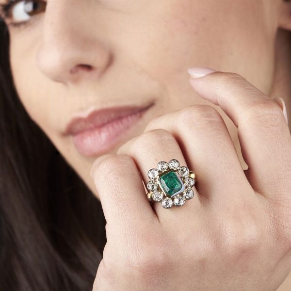 ANELLO A MARGHERITA CON SMERALDO COLOMBIANO E DIAMANTI  - Asta Gioielli - Associazione Nazionale - Case d'Asta italiane