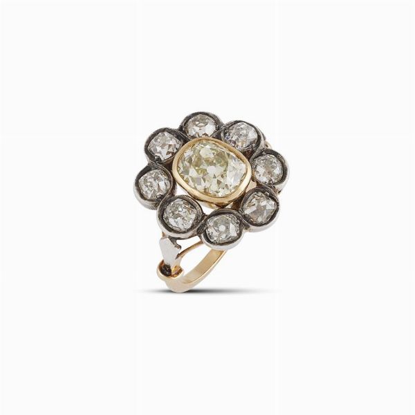 ANELLO A MARGHERITA CON DIAMANTI  - Asta Gioielli - Associazione Nazionale - Case d'Asta italiane