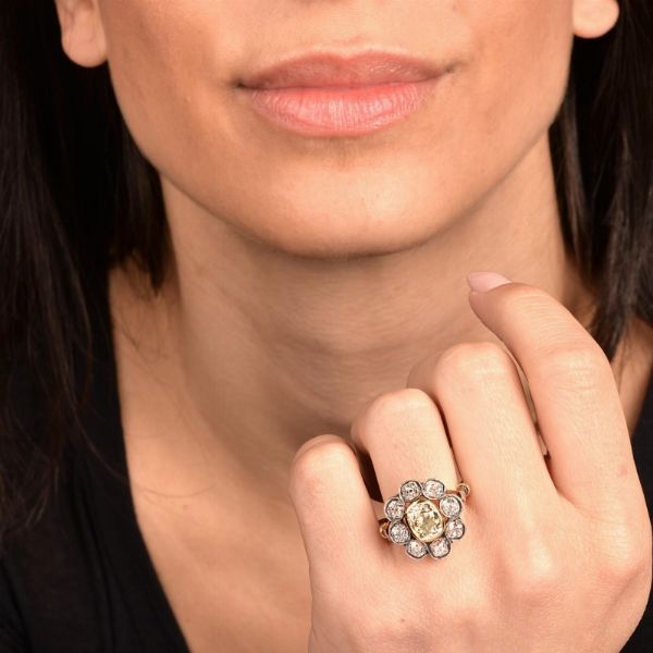 ANELLO A MARGHERITA CON DIAMANTI  - Asta Gioielli - Associazione Nazionale - Case d'Asta italiane