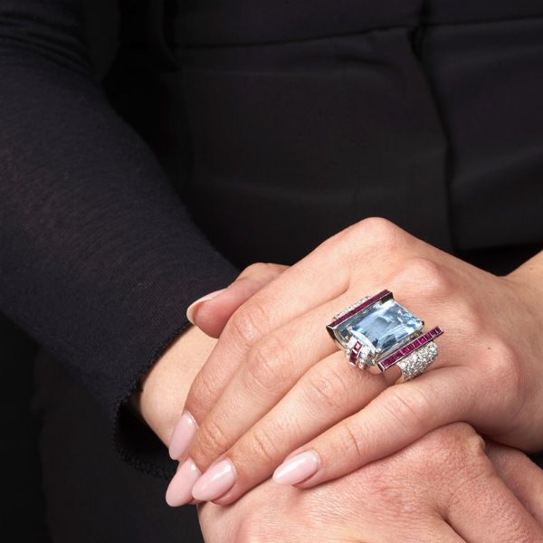 GRANDE ANELLO AD AMPIA FASCIA CON ACQUAMARINA RUBINI E DIAMANTI  - Asta Gioielli - Associazione Nazionale - Case d'Asta italiane