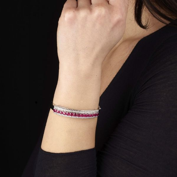 BRACCIALE RIGIDO CON RUBINI E DIAMANTI  - Asta Gioielli - Associazione Nazionale - Case d'Asta italiane
