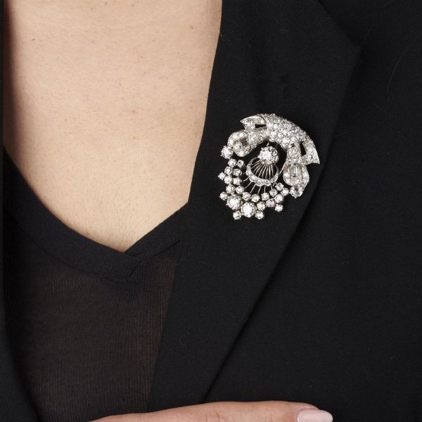 SPILLA CON DIAMANTI  - Asta Gioielli - Associazione Nazionale - Case d'Asta italiane