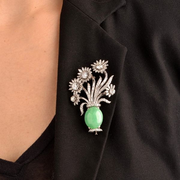 SPILLA EN TREMBLANT CON GIADA E DIAMANTI  - Asta Gioielli - Associazione Nazionale - Case d'Asta italiane