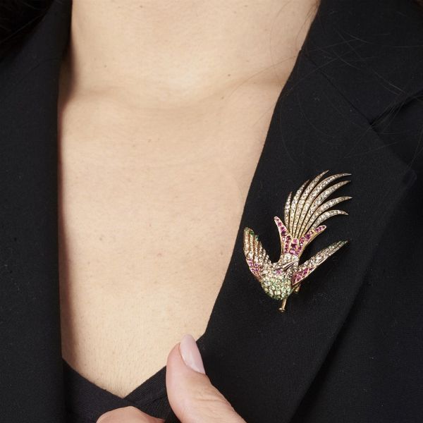 PETOCHI SPILLA A FORMA DI UCCELLO DEL PARADISO  - Asta Gioielli - Associazione Nazionale - Case d'Asta italiane