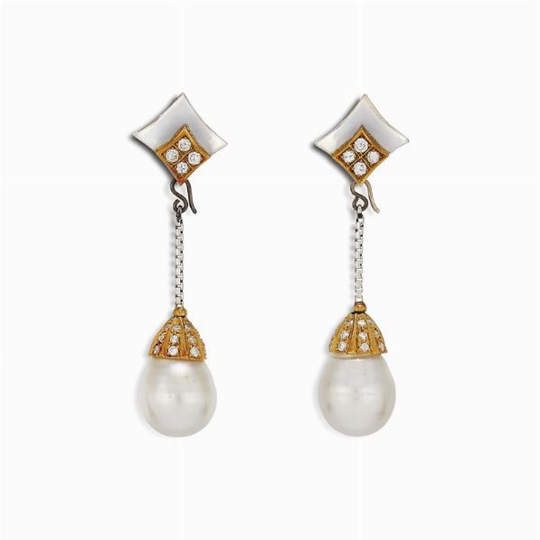 PAIO DI ORECCHINI PENDENTI CON PERLE SOUTH SEA E DIAMANTI  - Asta Gioielli - Associazione Nazionale - Case d'Asta italiane
