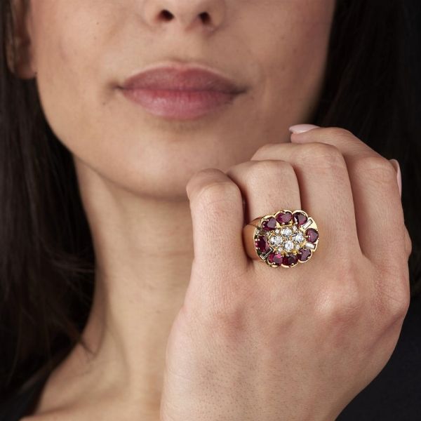 MORONI ANELLO FLOREALE CON RUBINI E DIAMANTI  - Asta Gioielli - Associazione Nazionale - Case d'Asta italiane