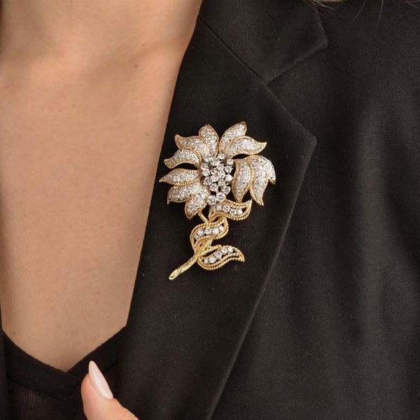 GRANDE SPILLA A FORMA DI FIORE CON DIAMANTI  - Asta Gioielli - Associazione Nazionale - Case d'Asta italiane