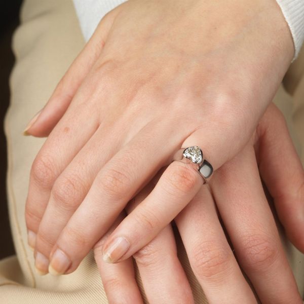 ANELLO CON DIAMANTE A CUORE  - Asta Gioielli - Associazione Nazionale - Case d'Asta italiane