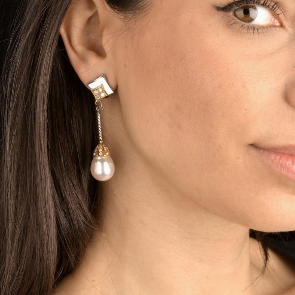 PAIO DI ORECCHINI PENDENTI CON PERLE SOUTH SEA E DIAMANTI  - Asta Gioielli - Associazione Nazionale - Case d'Asta italiane