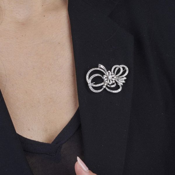 SPILLA A TRALCIO FIORITO CON DIAMANTI  - Asta Gioielli - Associazione Nazionale - Case d'Asta italiane