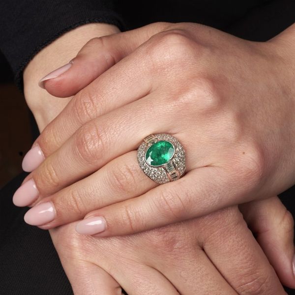 ANELLO A FASCIA CON SMERALDO E DIAMANTI  - Asta Gioielli - Associazione Nazionale - Case d'Asta italiane
