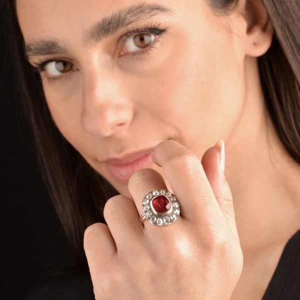 ANELLO A MARGHERITA CON RUBINO E DIAMANTI  - Asta Gioielli - Associazione Nazionale - Case d'Asta italiane