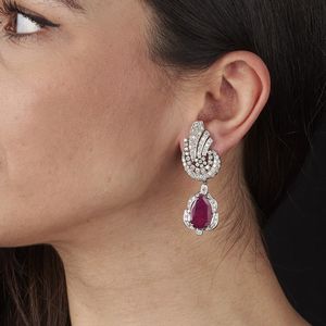 PAIO DI ORECCHINI PENDENTI CON RUBINI E DIAMANTI  - Asta Gioielli - Associazione Nazionale - Case d'Asta italiane
