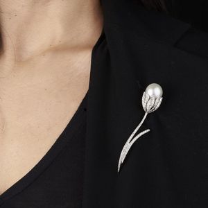 DAMIANI SPILLA A FORMA DI FIORE CON PERLA SOUTH SEA E DIAMANTI  - Asta Gioielli - Associazione Nazionale - Case d'Asta italiane