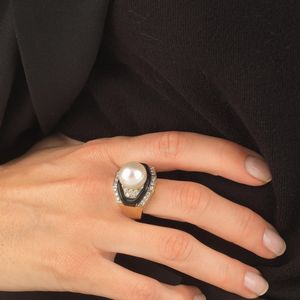 ANELLO GEOMETRICO CON PERLA E DIAMANTI  - Asta Gioielli - Associazione Nazionale - Case d'Asta italiane